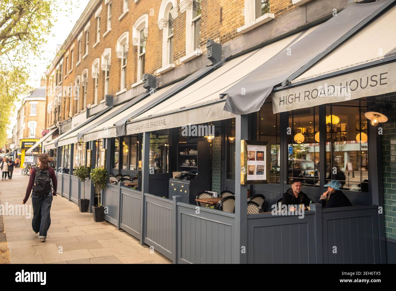 LONDON – 15. APRIL 2026: CHISWICK HIGH ROAD W4 – High Road House Brasserie mit Sitzplätzen im Freien Stockfoto
