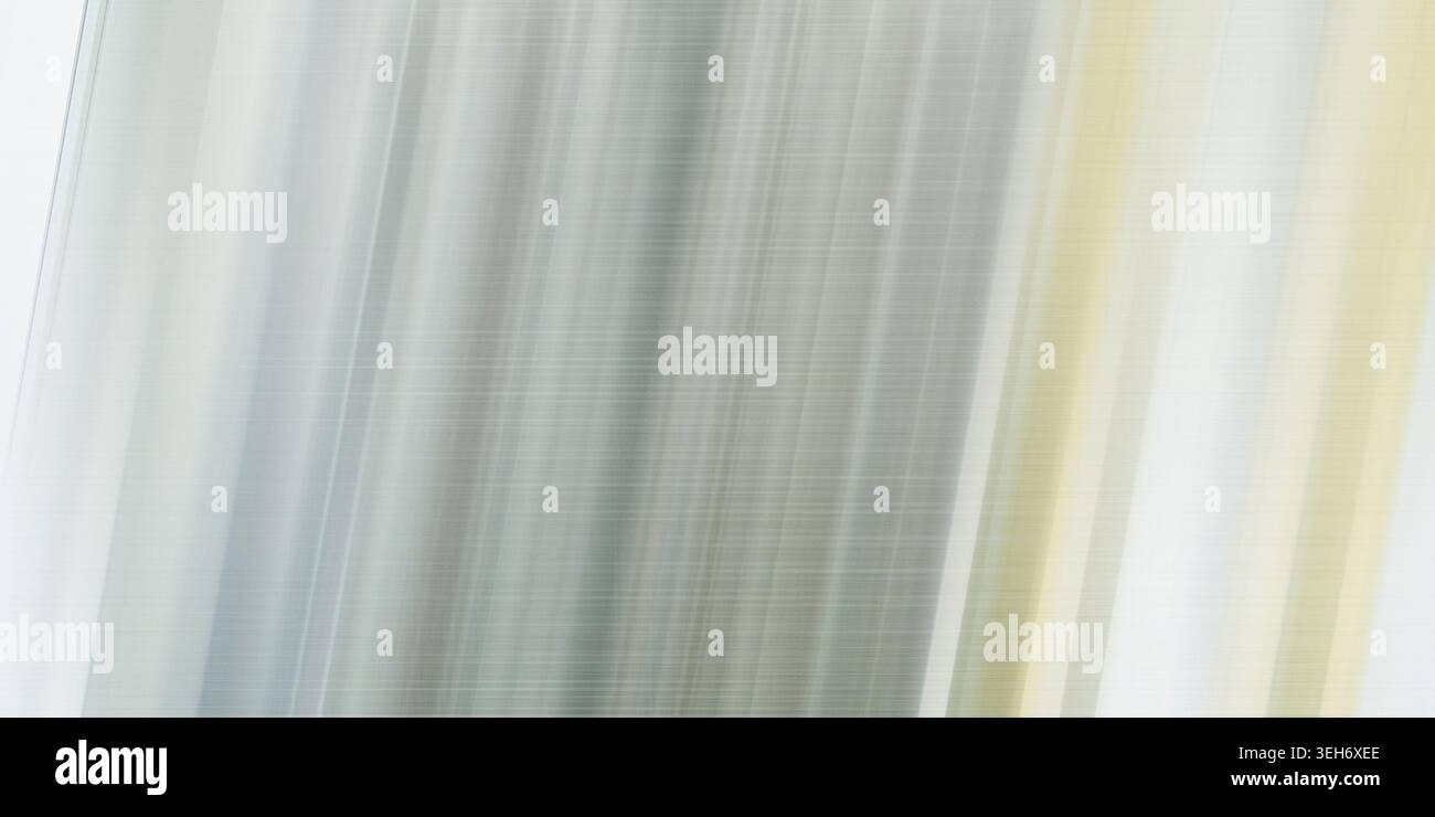 Minimalistischer abstrakter Hintergrund mit diagonalen Streifen in sanftem Grau, Silber und Hellgelb und einer feinen Leinenstruktur. Stockfoto