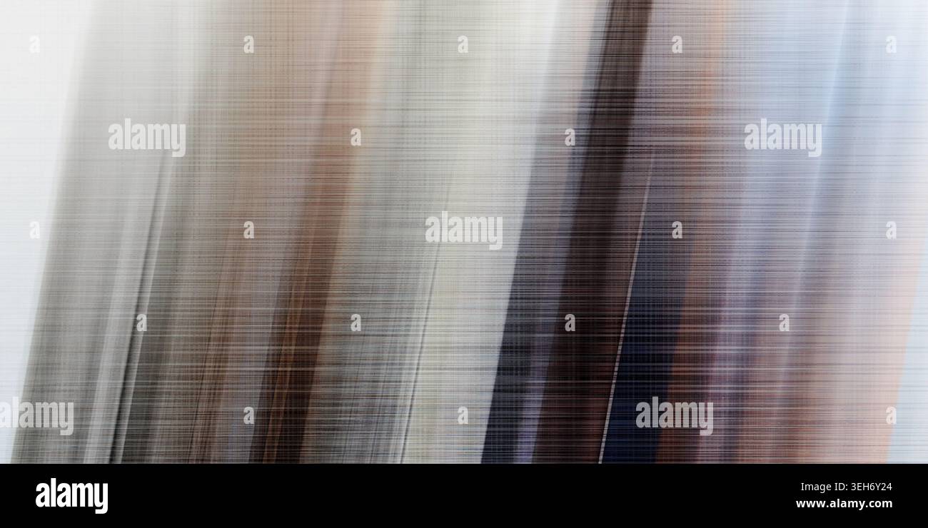Ein heller und luftiger abstrakter Hintergrund mit weichen, vertikalen Bewegungsunschärfen und einer zarten Gitterstruktur, die ein Gefühl von Geschwindigkeit und Licht vermittelt. Stockfoto