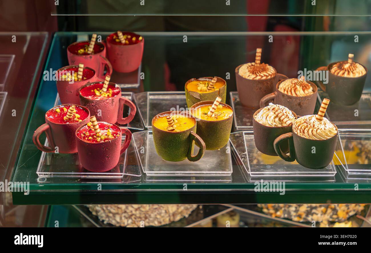 Heiße Schokoladengetränke mit Schlagsahne und Waffelstab in einer Vitrine Stockfoto