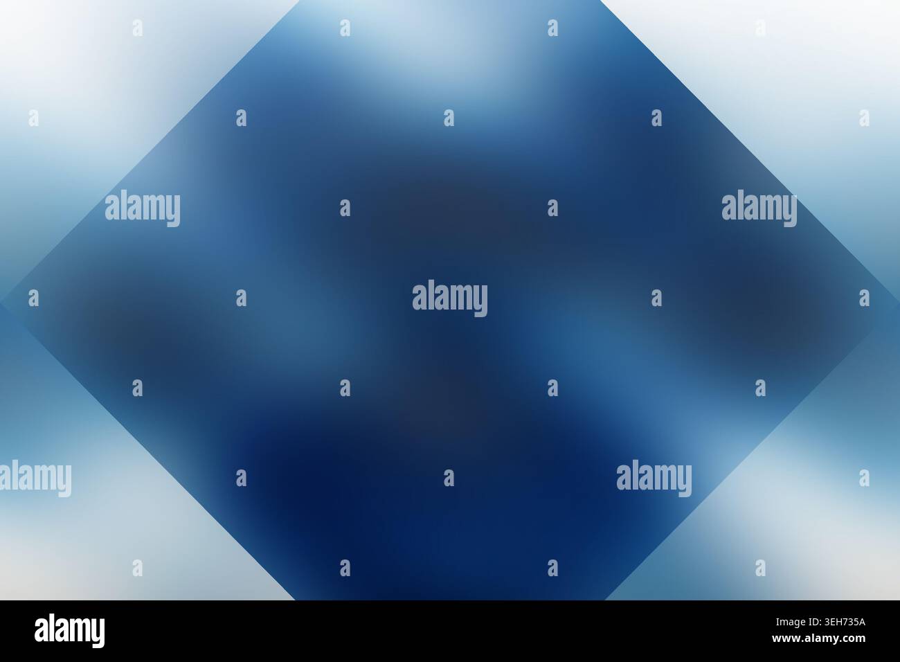 Ein weicher, abstrakter Hintergrund mit einem zentralen diamantförmigen Verlauf, der von tiefem Marineblau zu hellen, ätherischen Hellblautönen übergeht. Stockfoto