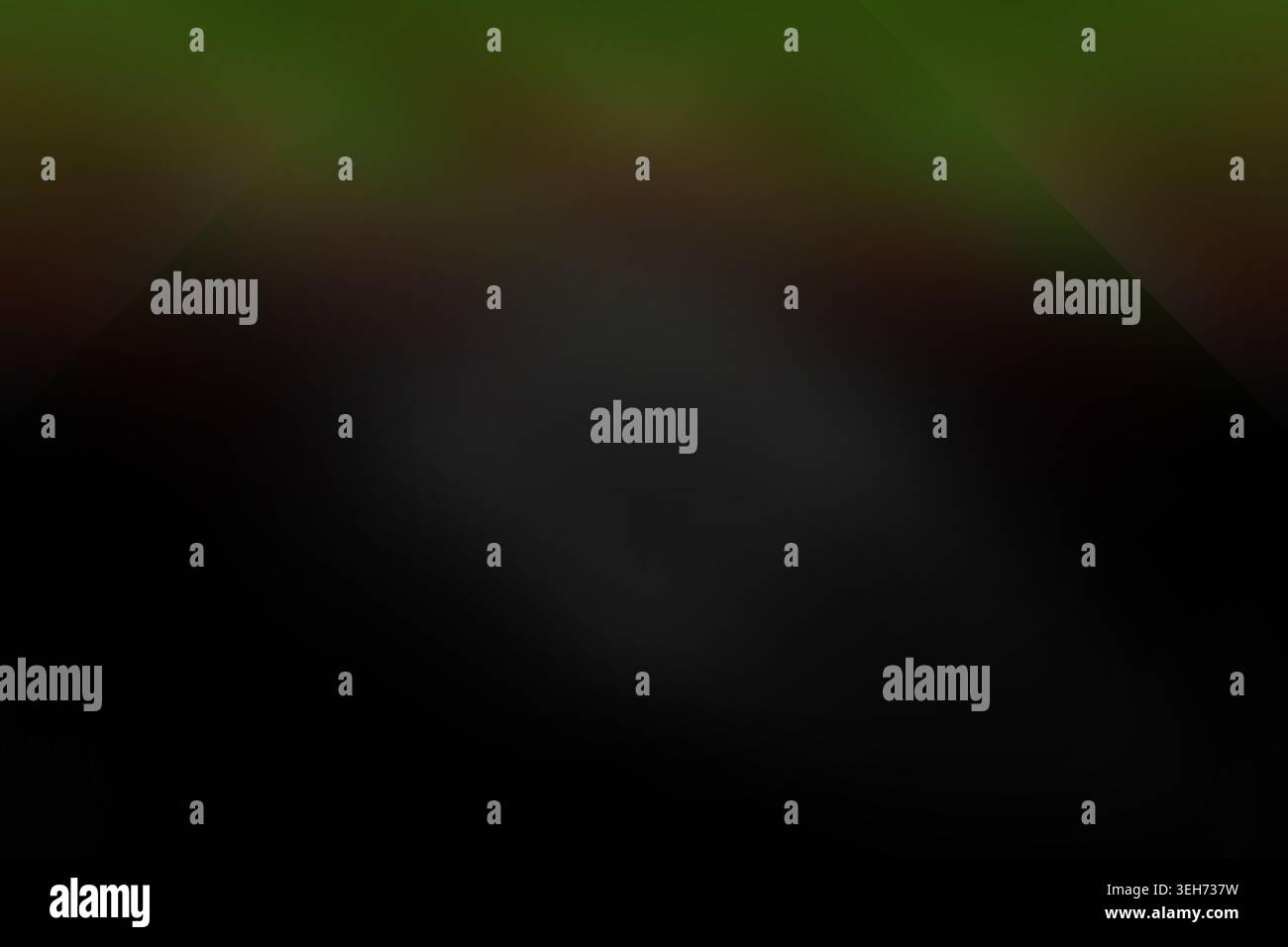 Ein dunkler, stimmungsvoller abstrakter Hintergrund mit einem subtilen grünen Licht, das von der Spitze ausgeht, schafft ein geheimnisvolles und atmosphärisches visuelles Erlebnis. Stockfoto