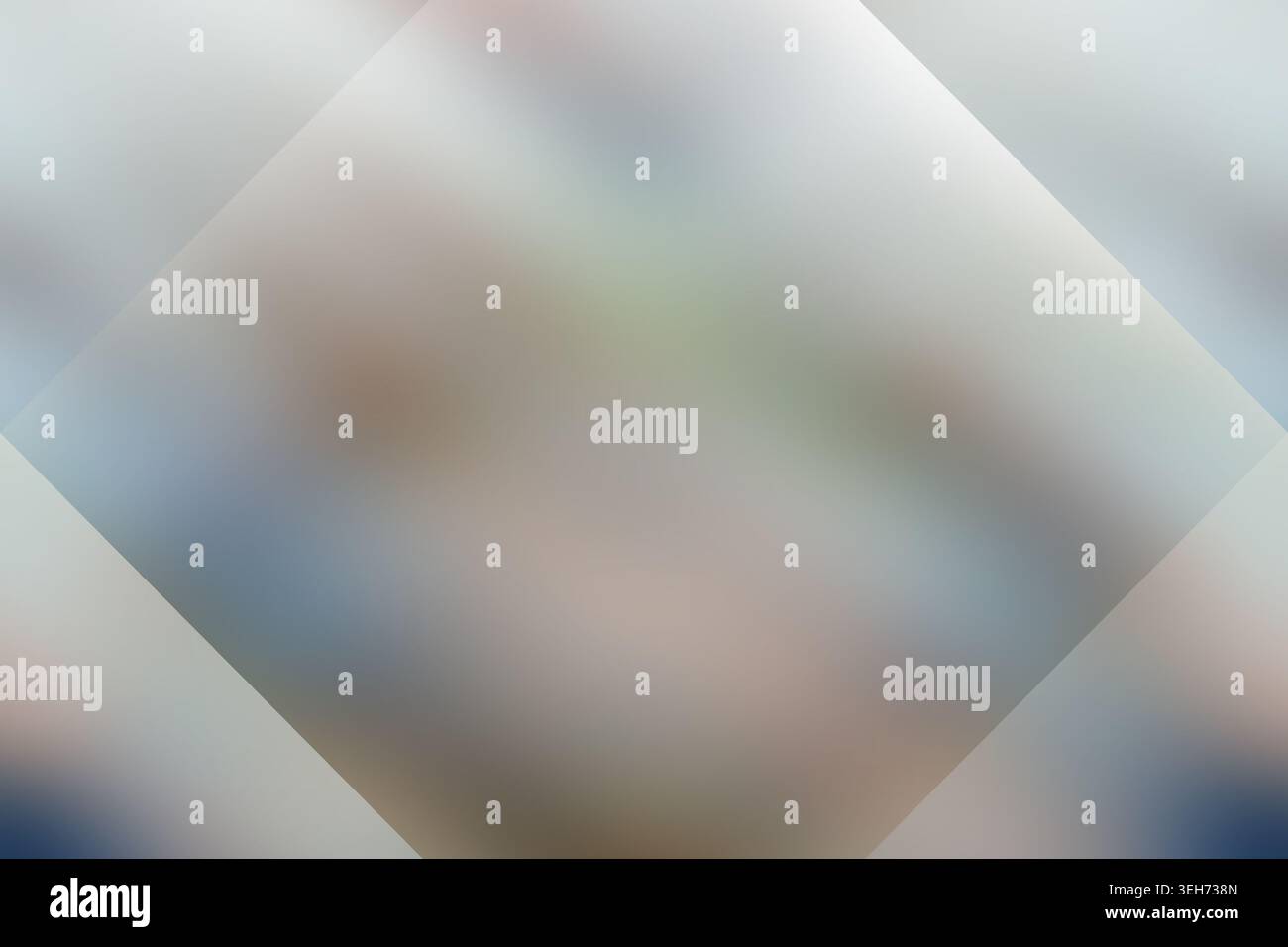Ein sauberer und moderner abstrakter Hintergrund mit einem weichen, verschwommenen hellgrauen und blauen Farbverlauf und einer geometrischen Rautenform. Stockfoto