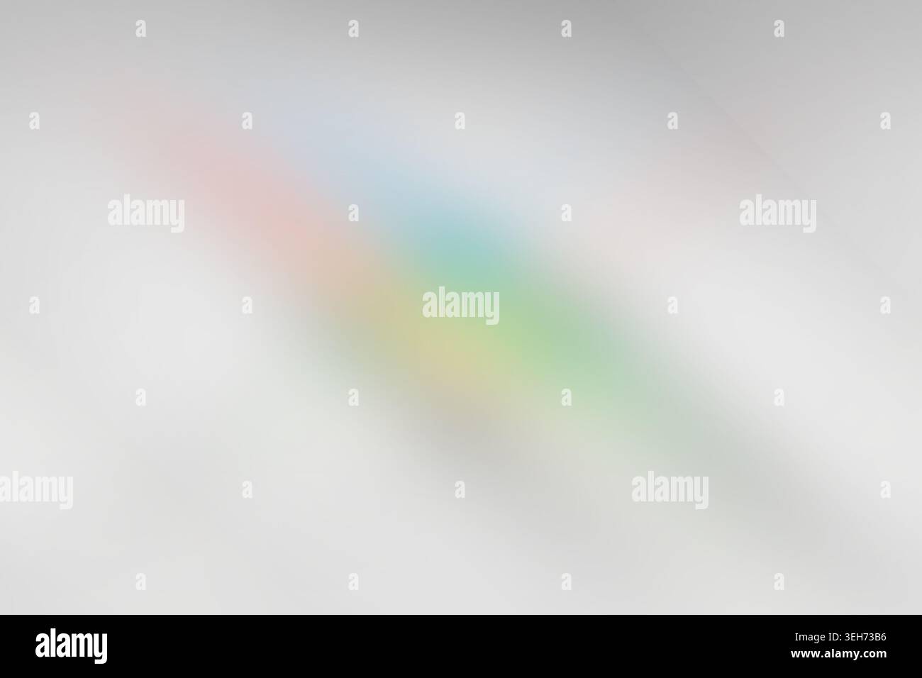 Ein minimalistisches abstraktes Bild mit einem weichen, diagonalen, regenbogenfarbenen Weichzeichnungsstreifen auf einem klaren, hellgrauen Hintergrund. Stockfoto