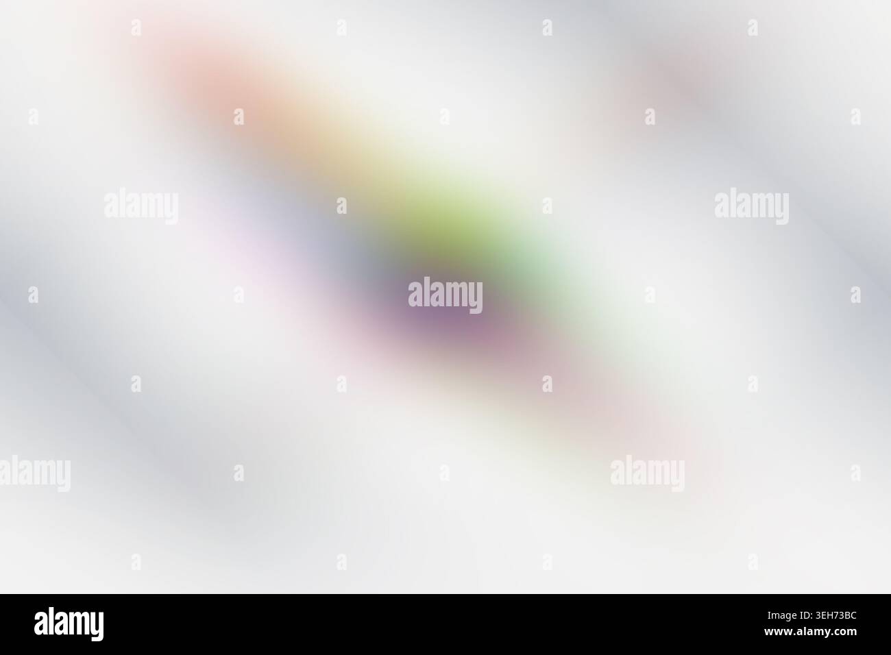 Ein weicher, ätherischer Hintergrund mit verschwommenen, diagonalen Streifen von Regenbogenfarben, die in eine hellgraue und weiße Atmosphäre eintauchen, sorgt für einen traumhaften Effekt Stockfoto