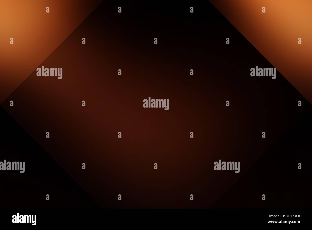 Ein dunkler, stimmungsvoller abstrakter Hintergrund mit tiefbraunen und schwarzen Farbtönen, mit warmen orangefarbenen Lichtakzenten in den Ecken und einem diamantförmigen Überzug. Stockfoto
