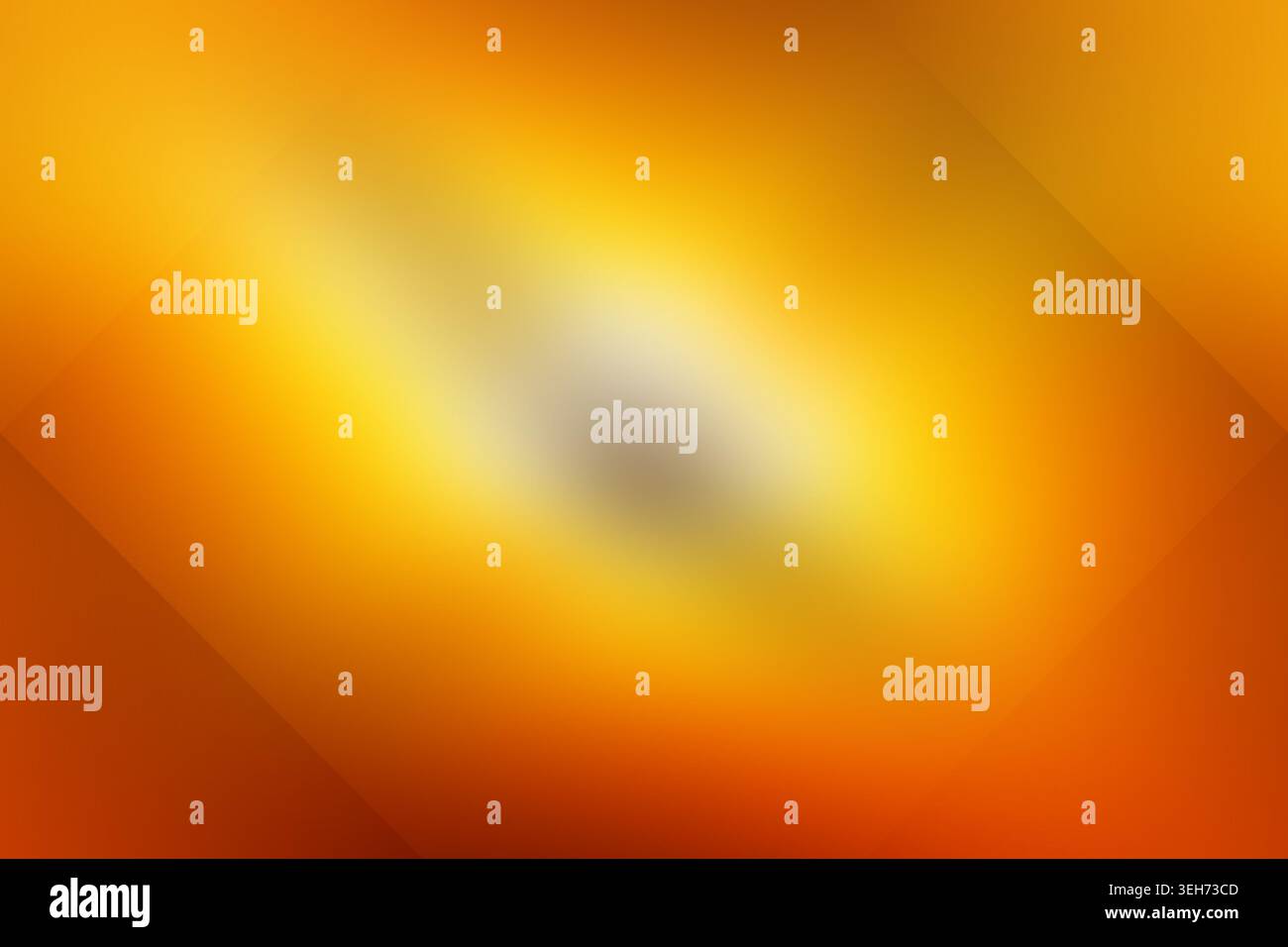 Ein dynamischer abstrakter Hintergrund mit einem leuchtenden orange-gelben Farbverlauf und einer geometrischen Rautenüberlagerung, die Energie und Wärme andeutet. Stockfoto