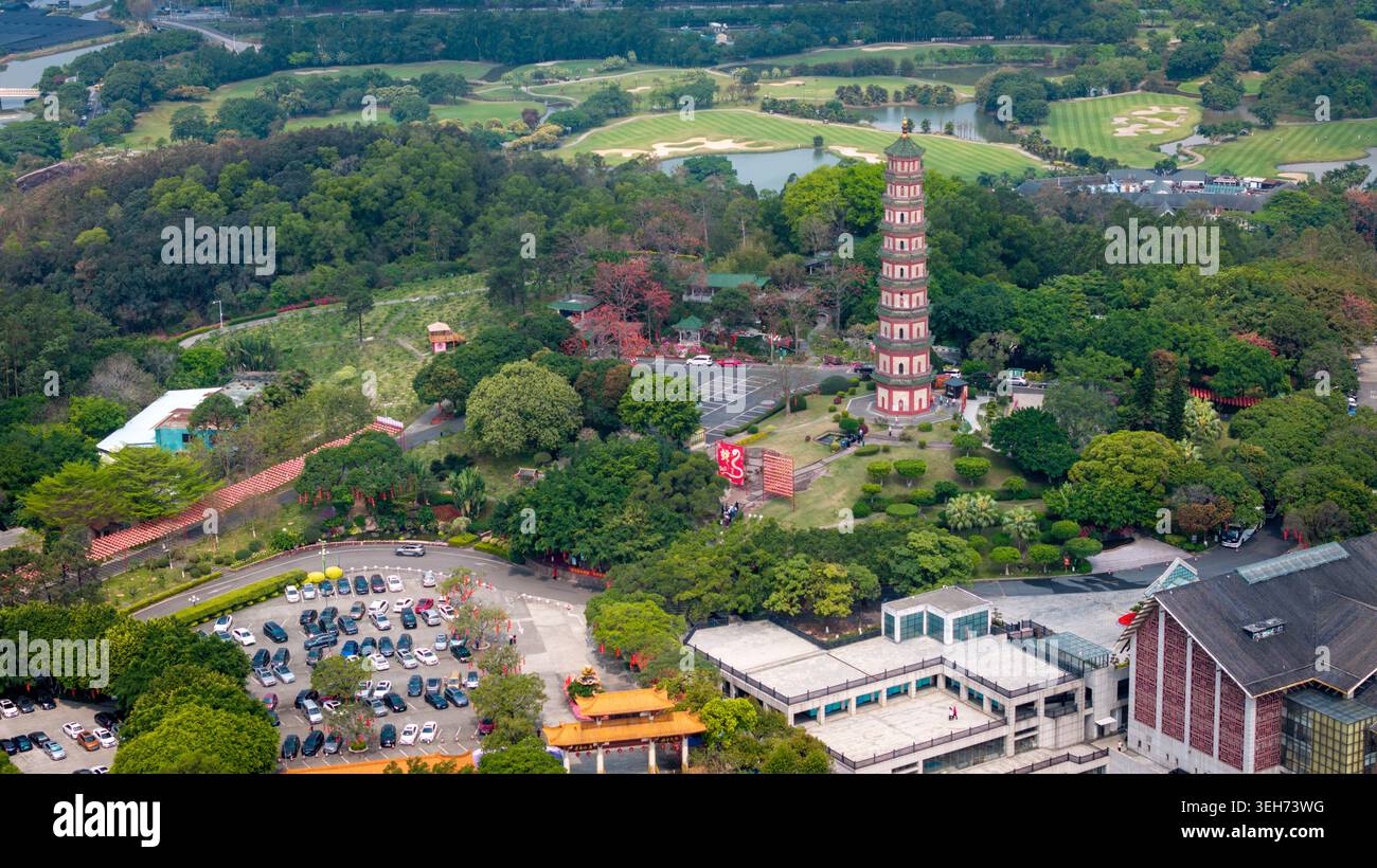 AeriaAerial Drone Blick auf die Lotus Tower Pagode am Lotus Hill, Panyu Guangzhou – historische Maritime Seidenstraße Wahrzeichen in üppigen Gärten, China Stockfoto