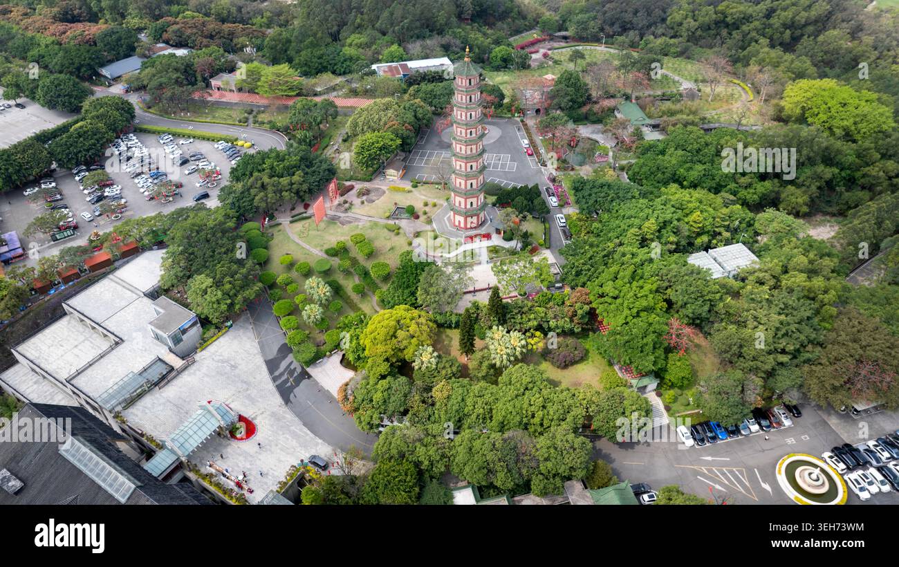 AeriaAerial Drone Blick auf die Lotus Tower Pagode am Lotus Hill, Panyu Guangzhou – historische Maritime Seidenstraße Wahrzeichen in üppigen Gärten, China Stockfoto