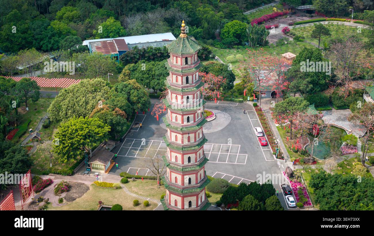 AeriaAerial Drone Blick auf die Lotus Tower Pagode am Lotus Hill, Panyu Guangzhou – historische Maritime Seidenstraße Wahrzeichen in üppigen Gärten, China Stockfoto
