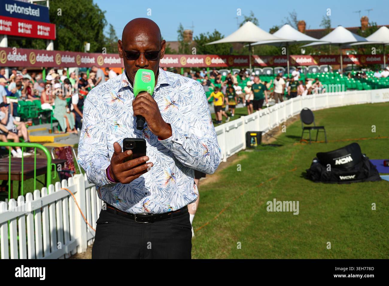 Vereinigtes Königreich, Leicester, Leics, 20. Mai, ITV-Star von „The Chase“ Shain Wallace aka „The Dark Destroyer“ veranstaltet ein Fan-Quiz während des Spiels der Vitality Blast North Group zwischen Leicestershire Foxes und Worcestershire Rapids in der UptonSteel Grace Rd, Leicester, 22. Mai 2026 Credit: John Mallett/Alamy Live News Stockfoto