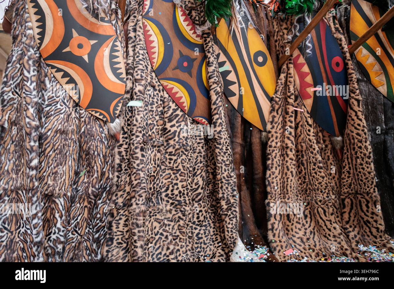 Capes mit Leopardenmuster und Zierschilde im afrikanischen Stil bei der Festparade der Moore und christen Stockfoto