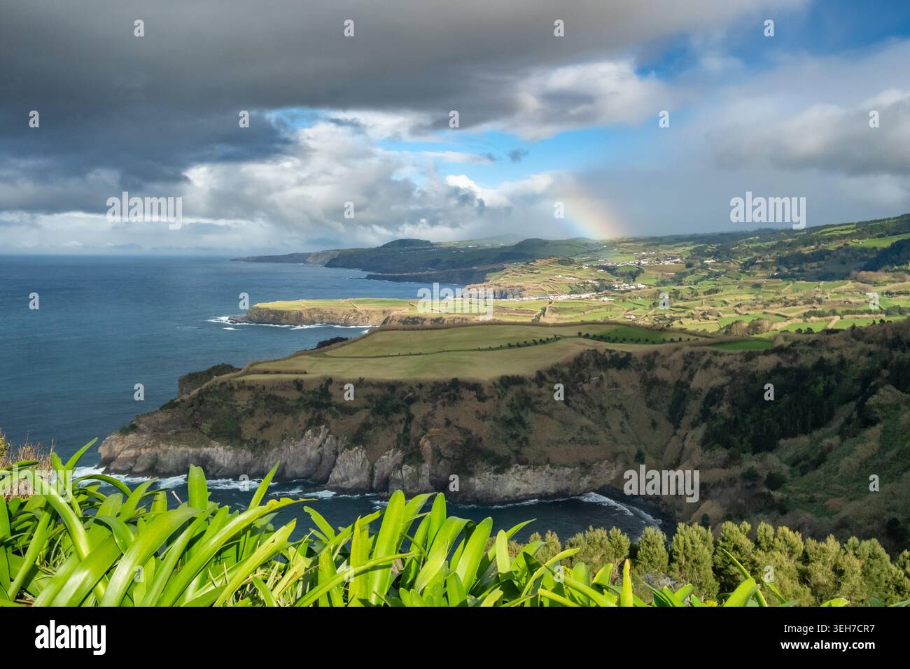 Regenbogen über grünen Weiden und Atlantikklippen, Sao Miguel Island, Azoren Stockfoto
