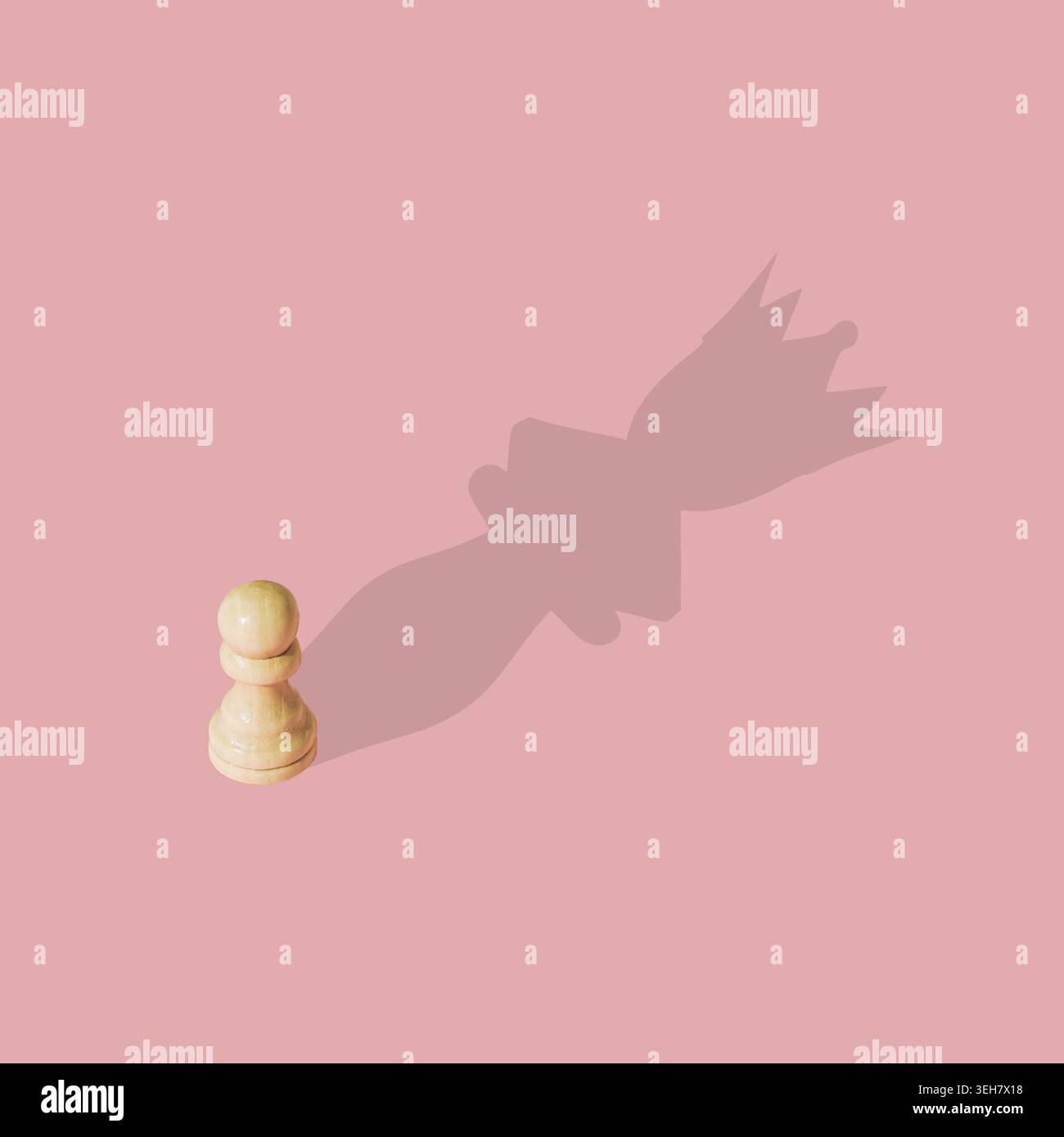 Kleine Schachfigur, die einen Schattenwurf auf rosa Hintergrund wirft. Strategiespielkonzept. Business, Mindset, Selbstglauben, Führung und Motivationsidee. Stockfoto
