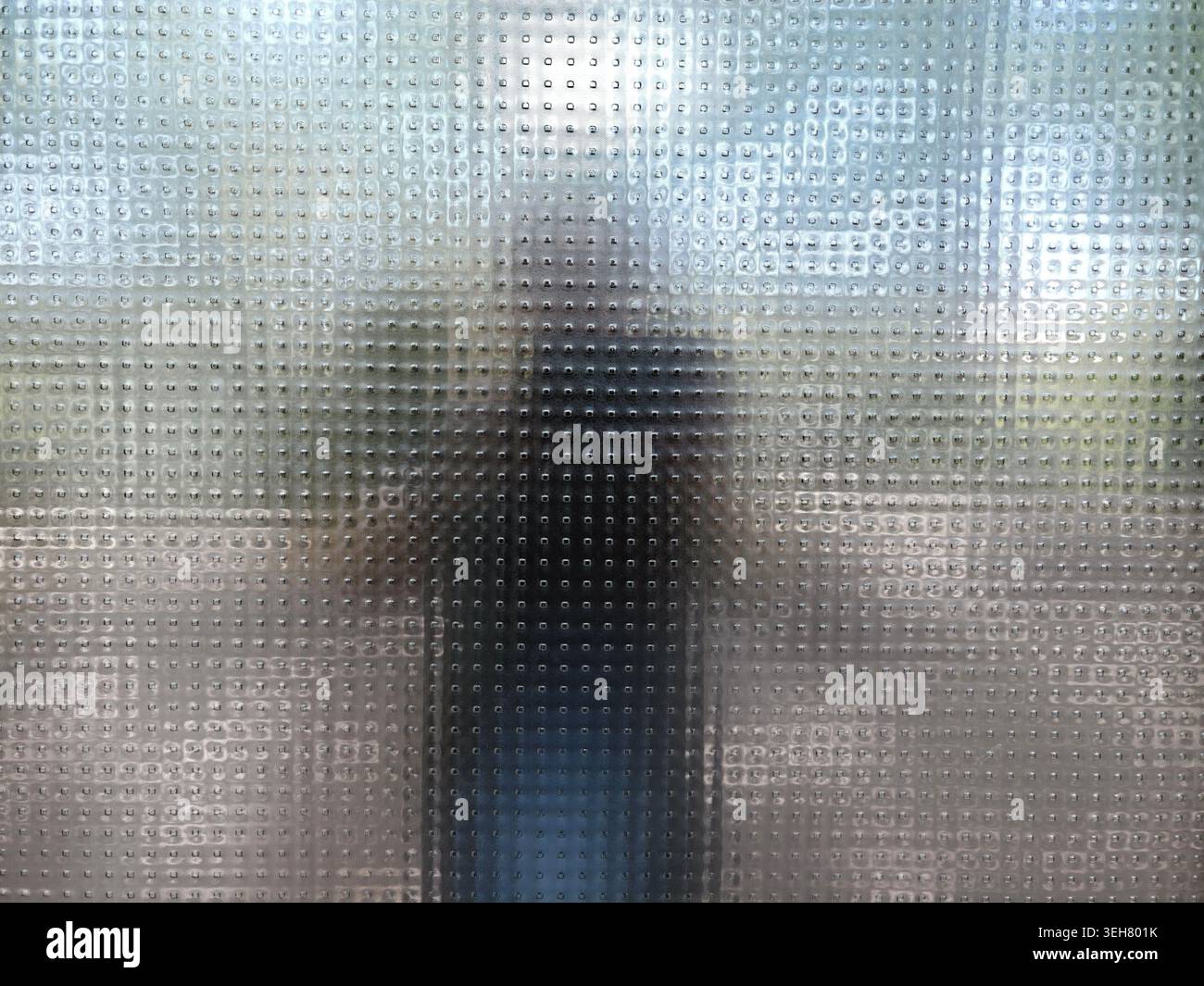 Schattige Figur Hinter Gemustertem Glas, Urban Pendler Silhouette Mit Rucksack, Verschwommene Identität, Moody Light, Stockfoto