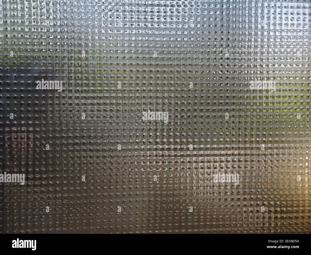 Verschwommenes Glas Mit Sichtbarem Laub Für Den Außenbereich, Weiches Bokeh, Diffuses Sonnenlicht, Grüne Formen, Ruhig Natürlich Stockfoto