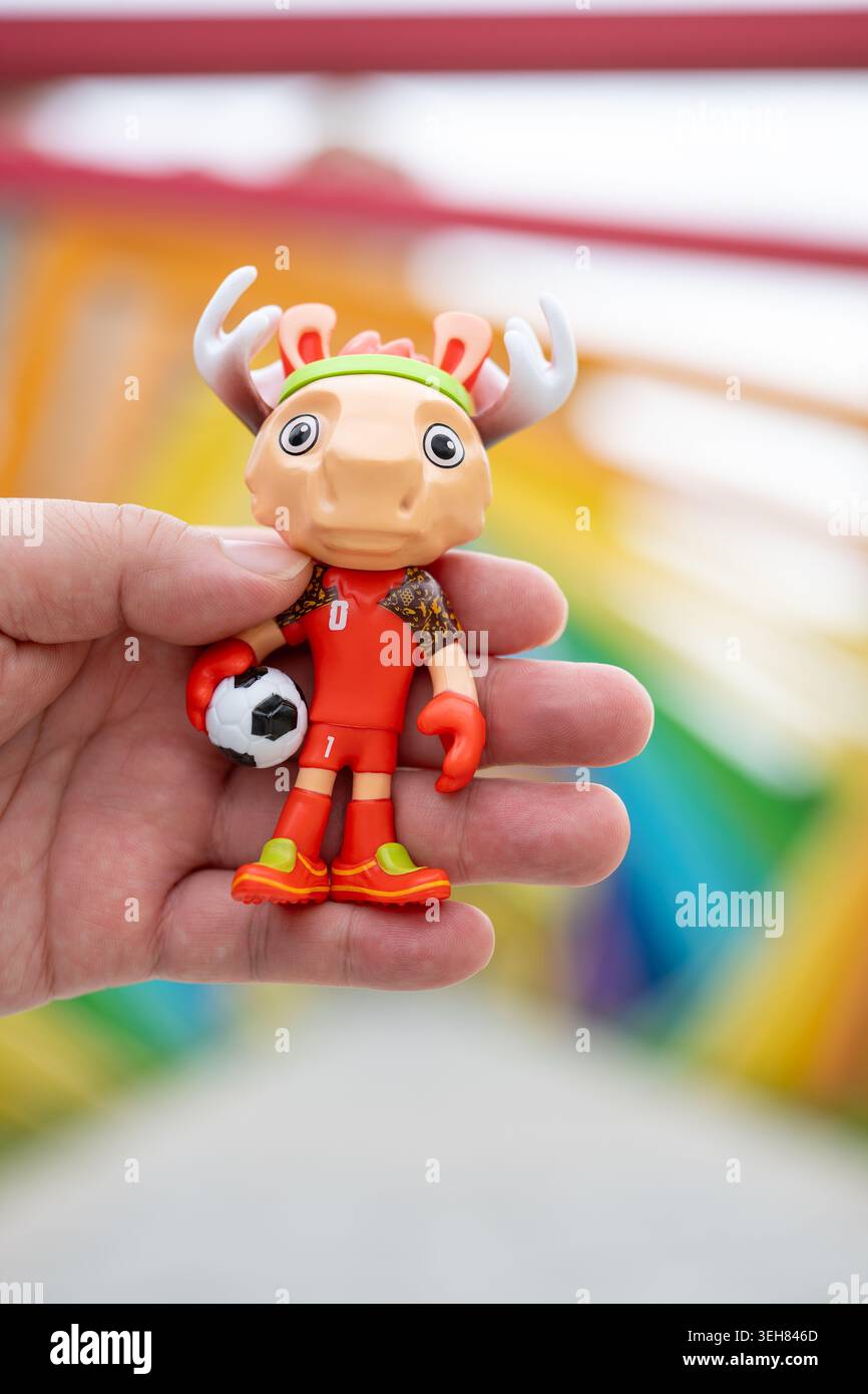 Zhongshan Guangdong China-23. Mai 2026: Hand mit einem Maskottchen Ahorn des WM 2026-Logos im Freien in vertikaler Komposition. Stockfoto