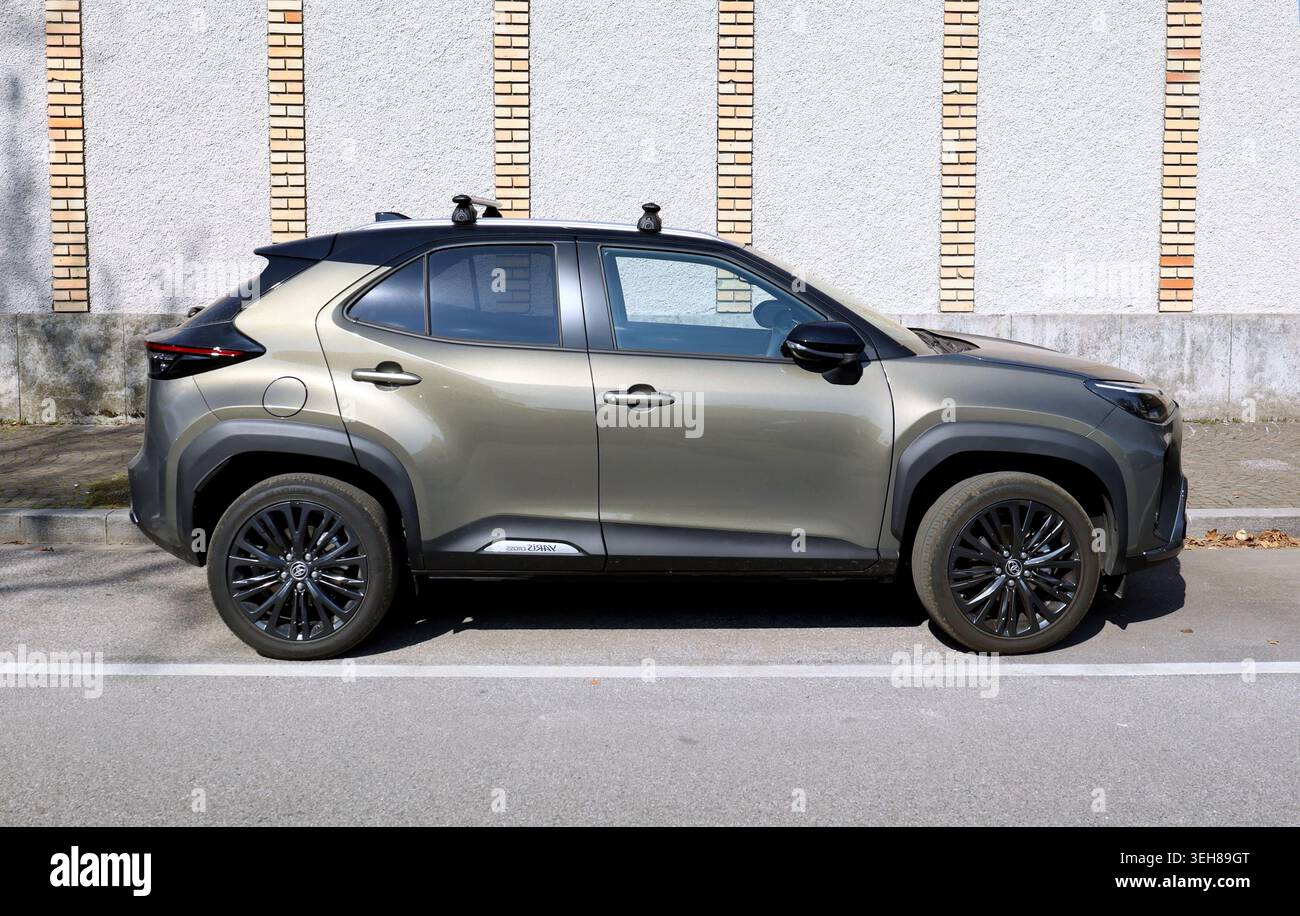 Udine, Italien. März 2022. Yaris Cross, neues Modell des Toyota-Autoherstellers, gegen eine Mauermauer aus Beton und Ziegelstein Stockfoto