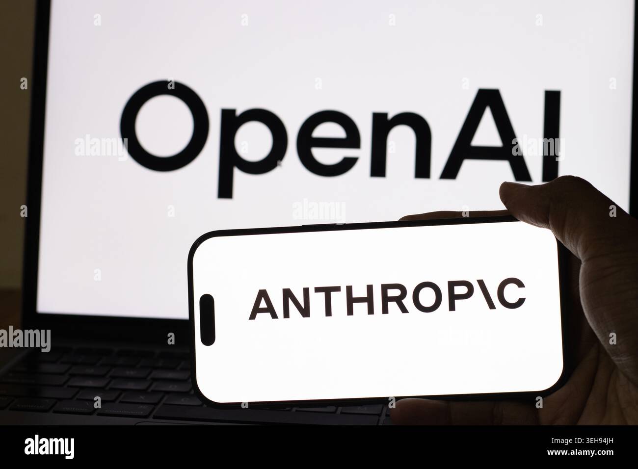 Claude OpenAI und Anthropic Logos auf Laptop Smartphone und gedrucktem Blatt. Chennai, Tamil Nadu, Indien 08. Mai 2026 Stockfoto