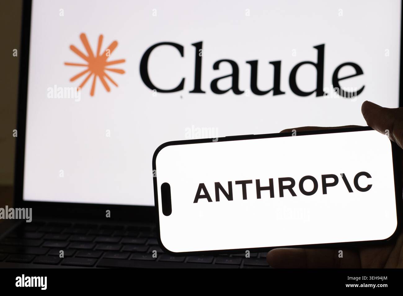 Claude OpenAI und Anthropic Logos auf Laptop Smartphone und gedrucktem Blatt. Chennai, Tamil Nadu, Indien 08. Mai 2026 Stockfoto