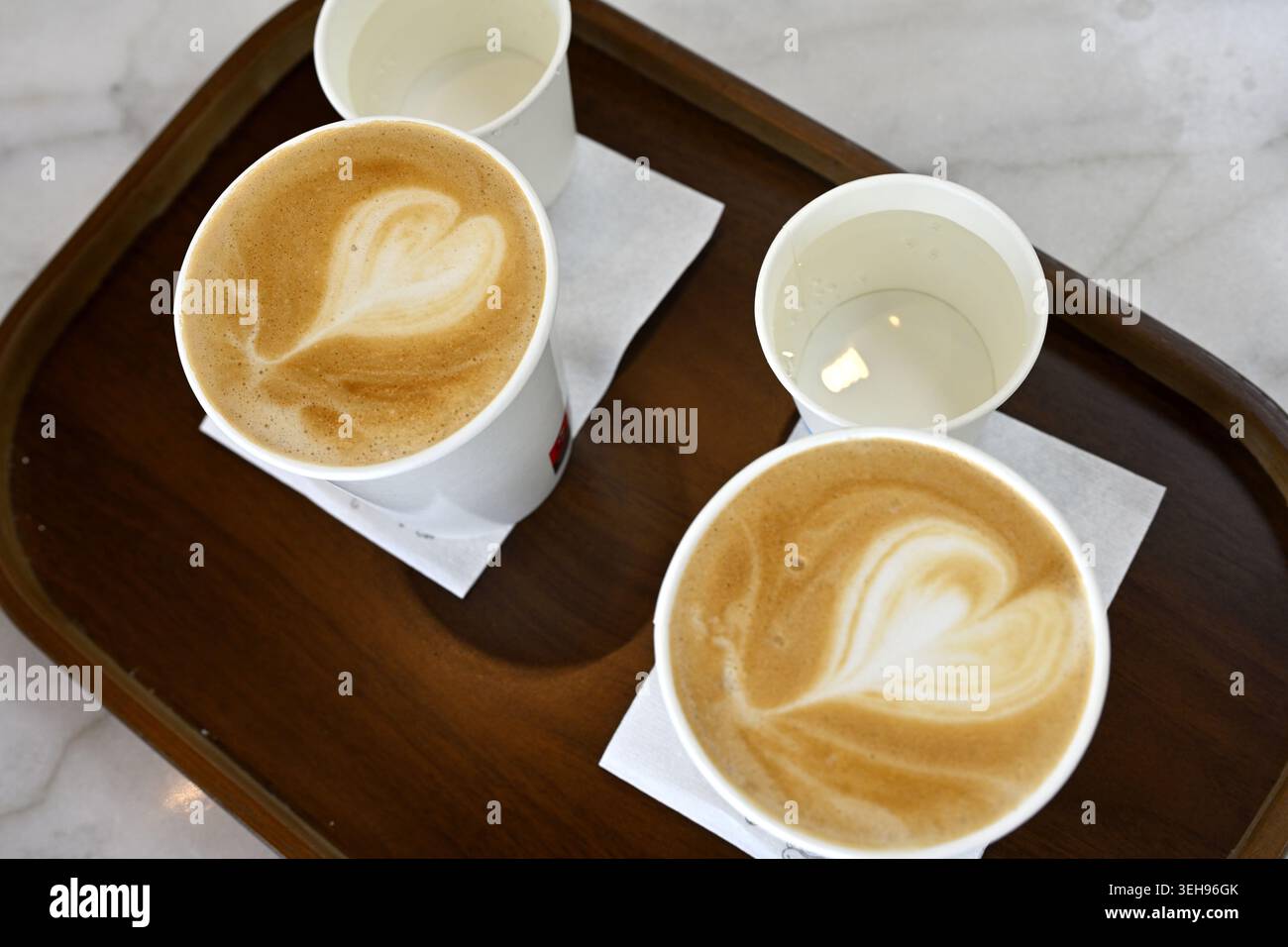 Zwei Kaffees, zwei Wasser auf einem Tablett Stockfoto
