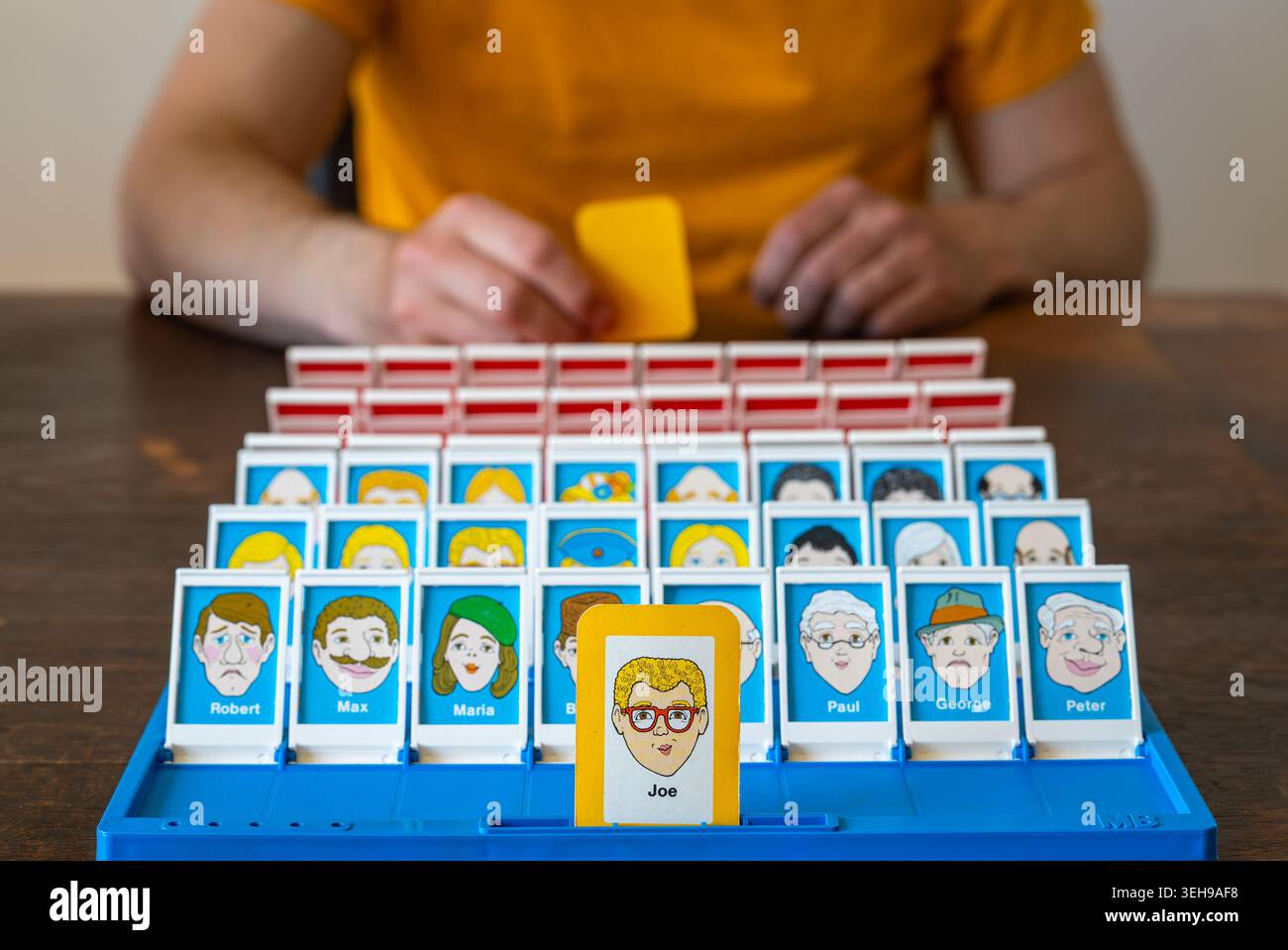 Ede, Niederlande, 22.05.2026, Classic Rate Wer? Brettspiel Vintage Edition Gameplay, beliebtes Tabletop-Spiel für Familien mit Cartoon-Charakterkarten Stockfoto