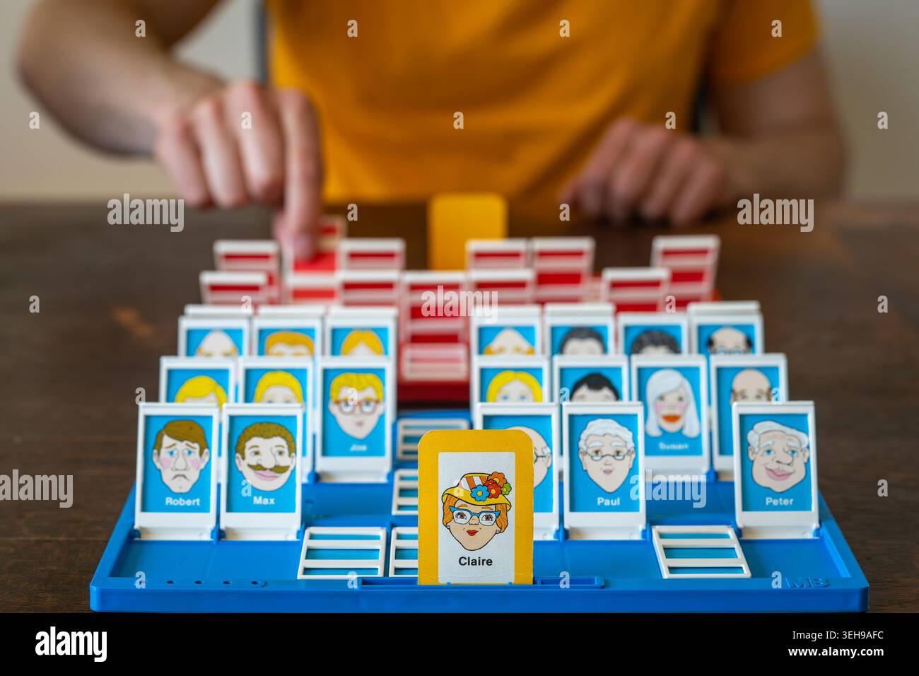 Ede, Niederlande, 22.05.2026, Classic Rate Wer? Brettspiel Vintage Edition Gameplay, beliebtes Tabletop-Spiel für Familien mit Cartoon-Charakterkarten Stockfoto