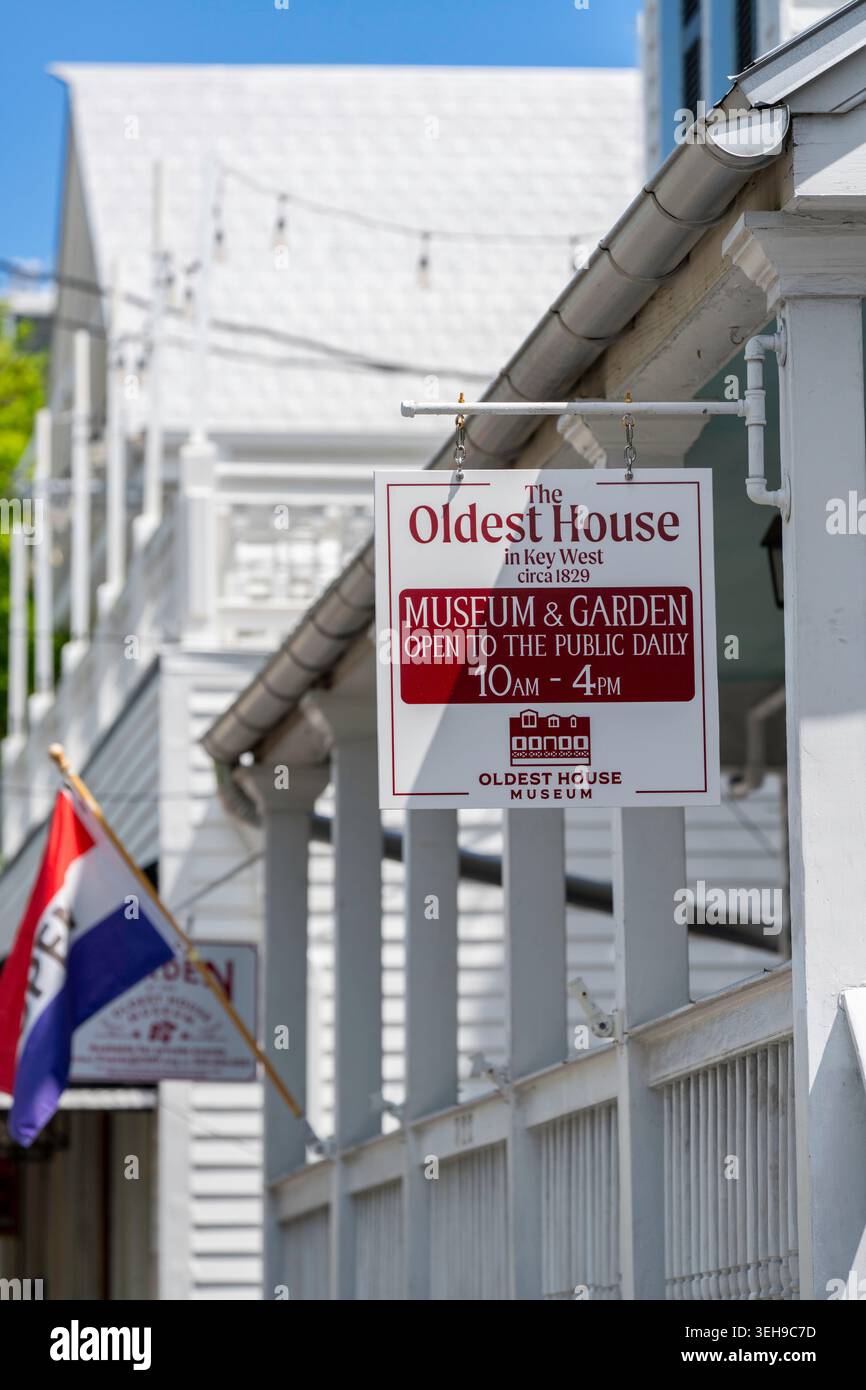 Key West, FL, USA - 21. Mai 2026: Straßenschild zum ältesten Haus in Key West Stockfoto