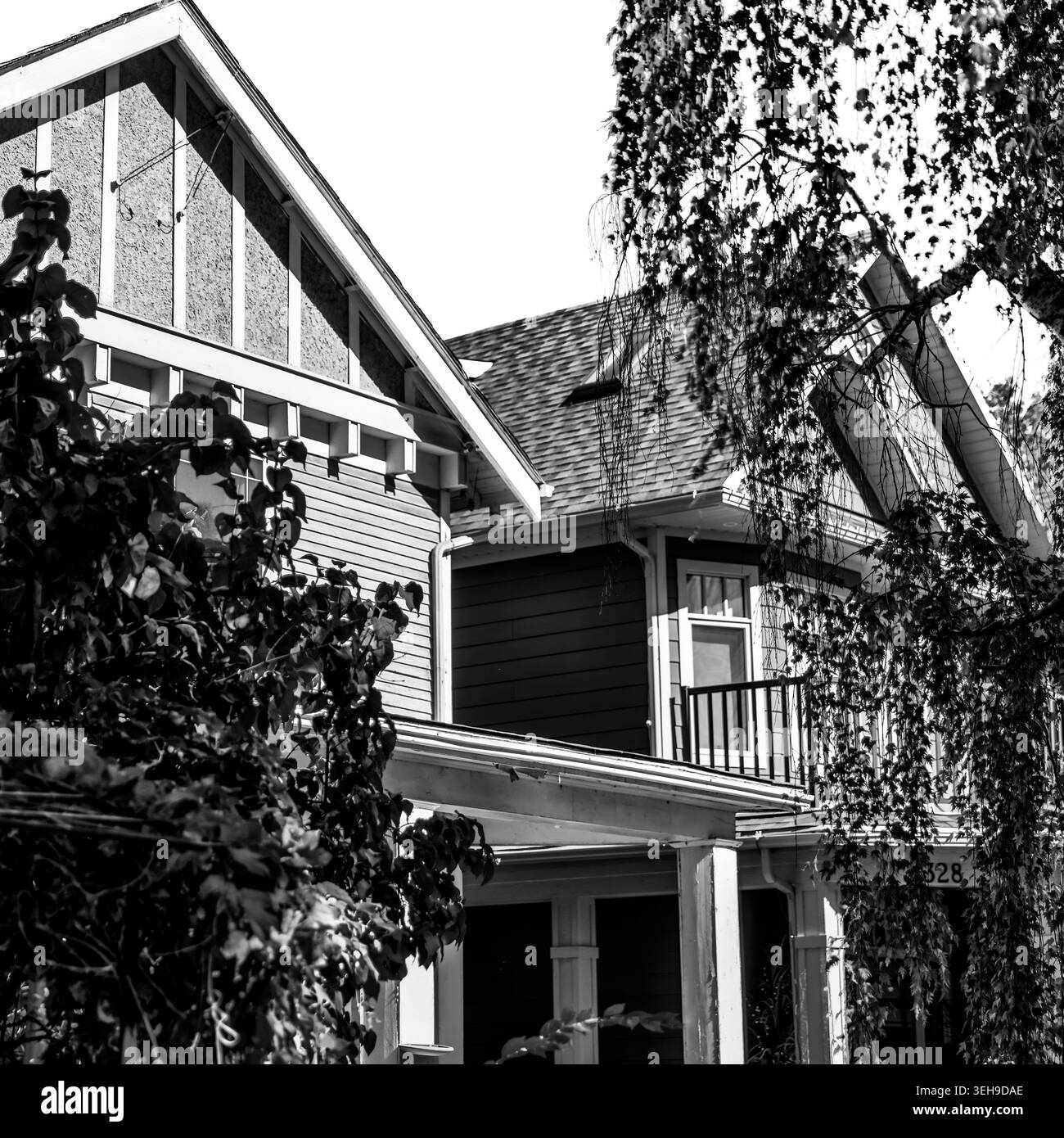 Historische Häuser im Landhausstil entlang einer Wohnstraße im Mission District in Calgary, Alberta, Kanada. Stockfoto