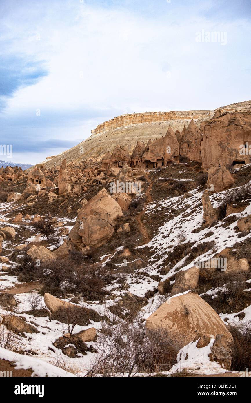 Eine Reihe von Felsformationen entlang einer Schlucht im Winter im Freilichtmuseum Zelve capadoccia türkei Stockfoto
