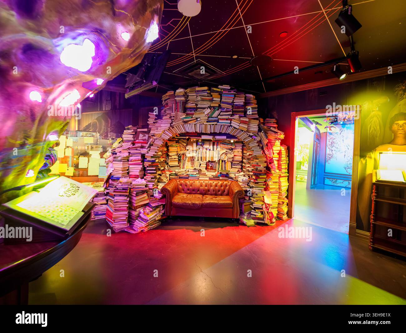 Meow Wolf, Denver - 3. Mai 2026 The Book Arch and Couch Stockfoto