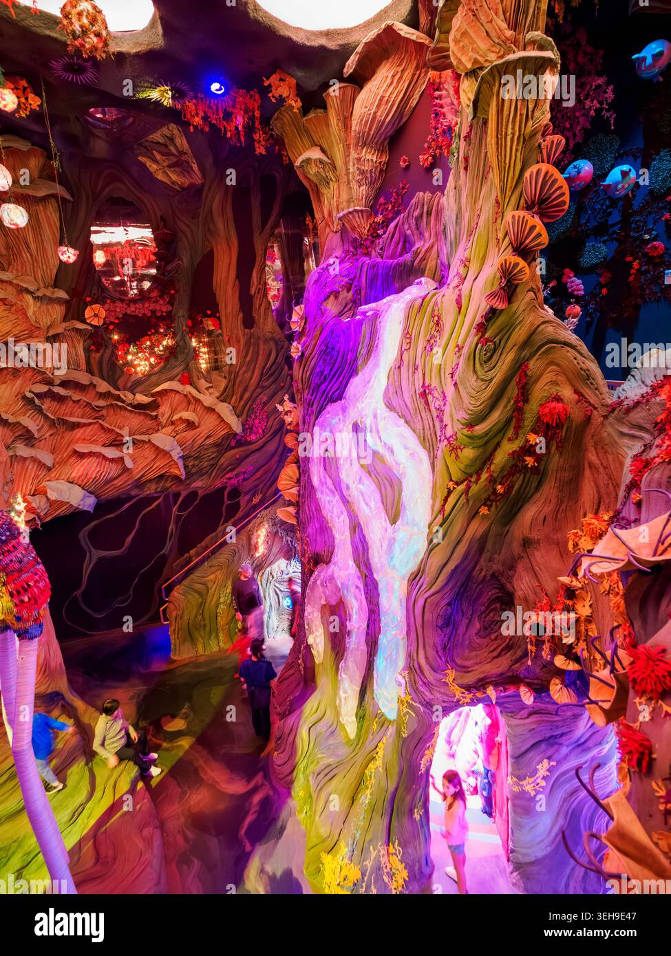 Meow Wolf, Denver - 3. Mai 2026: Vertikal gerahmte pinkfarbene Lavaszene Stockfoto