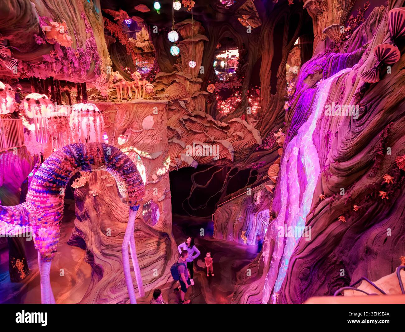 Meow Wolf, Denver - 3. Mai 2026: Rosa Lava und Wurm Stockfoto