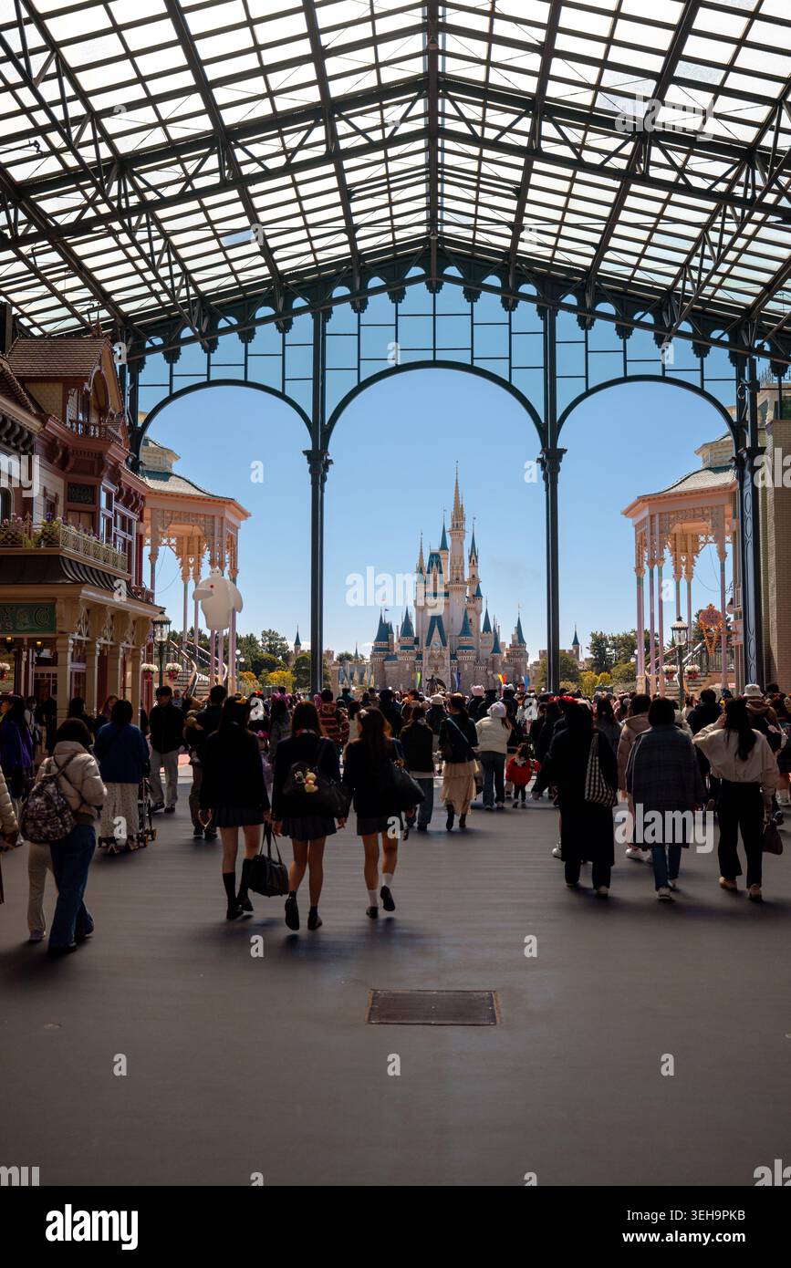 Besucher, die im Tokyo Disneyland in Urayasu, Chiba, Japan, durch den World Bazaar spazieren gehen Stockfoto