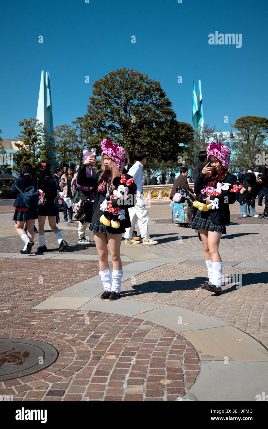 Besucher, die durch das Tokyo Disneyland in Urayasu, Chiba, Japan spazieren Stockfoto