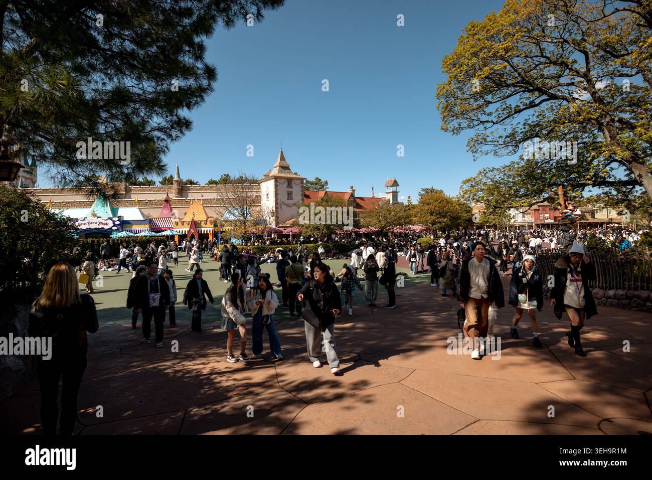 Besucher, die durch das Tokyo Disneyland in Urayasu, Chiba, Japan spazieren Stockfoto