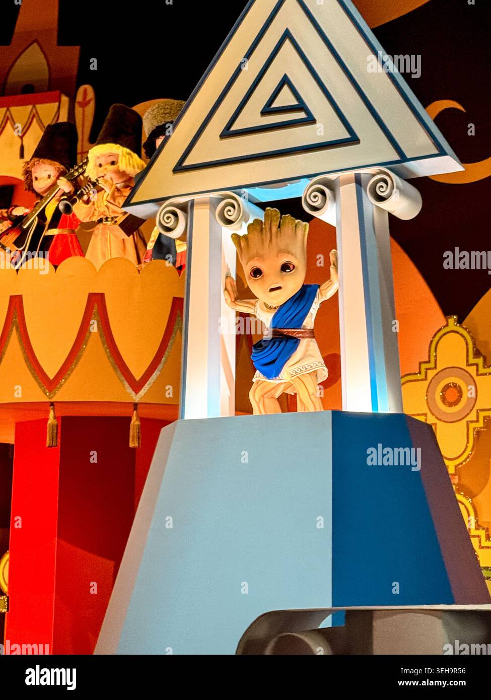 Baby-Groot-Roboter in der IT's A Small World-Fahrt im Tokyo Disneyland in Urayasu, Chiba, Japan Stockfoto