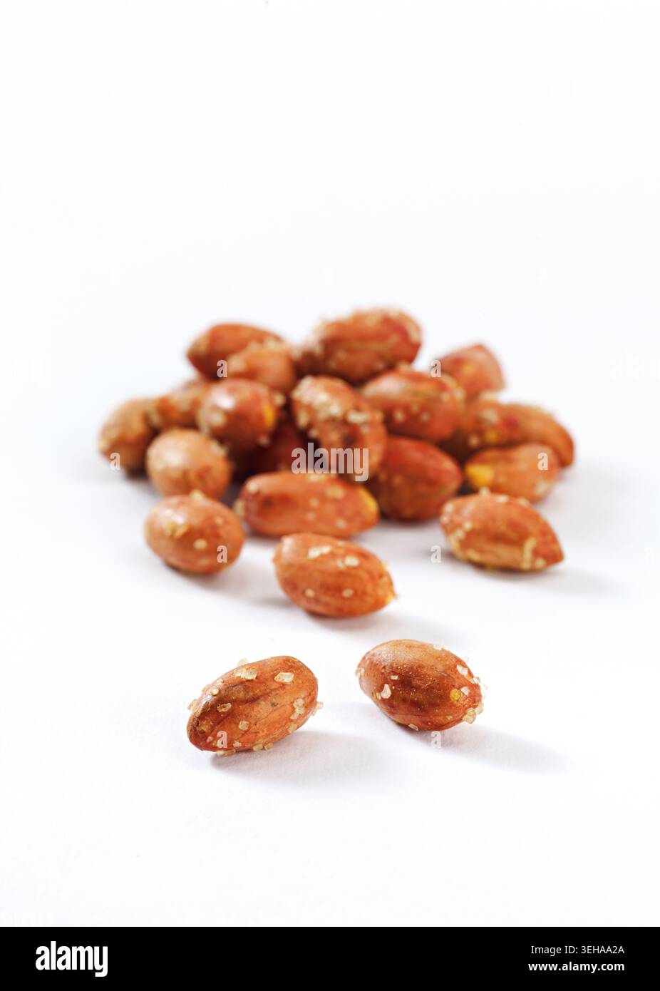 Erdnüsse in Schalen, frische ganze Erdmandeln mit natürlicher Schalentextur, gesunder pflanzlicher Snack und nahrhafter Lebensmittelbestandteil Stockfoto