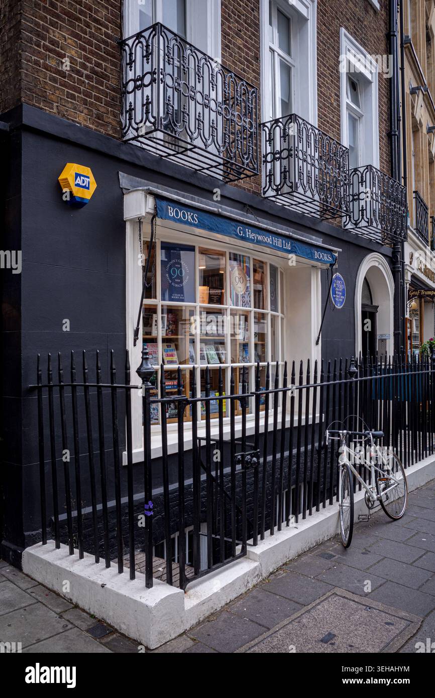 Heywood Hill Books Mayfair London. Heywood Hill Buchladen in 10 Curzon Street Mayfair London mit Gedenkplakette für Nancy Mitford, die hier arbeitete. Stockfoto