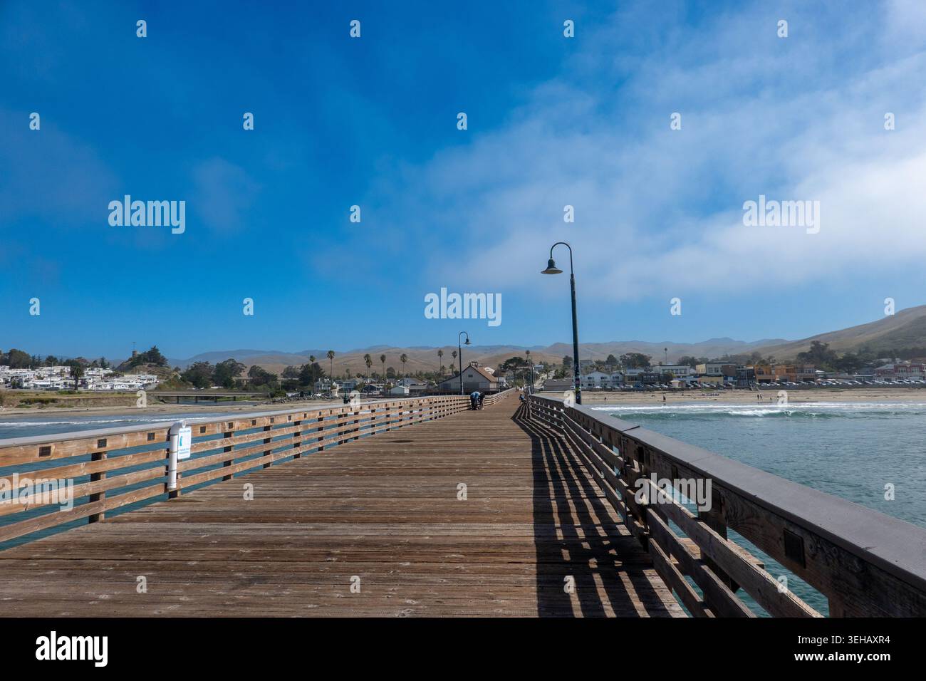 Cayucos Pier am Cayucos Beach in Zentralkalifornien ; USA . Frühjahr 2026 Stockfoto