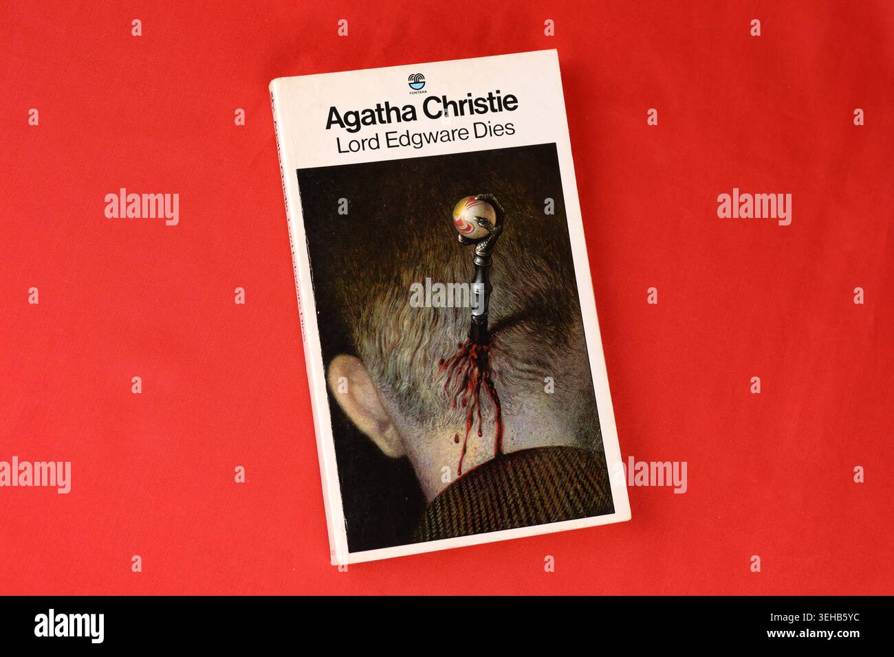 Lord Edgware stirbt (Thirteen at Dinner) von Agatha Christie auf rotem Hintergrund - Wales, UK - 07. März 2026 Stockfoto