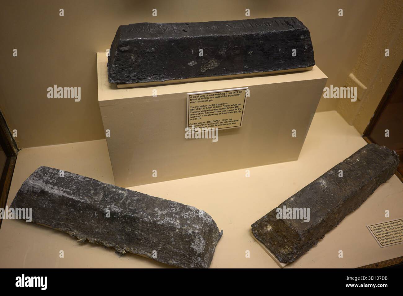 Römische Bleiingot (Schweine) in einem Museum - Chester, Cheshire, England, Großbritannien - 13. Januar 2026 Stockfoto