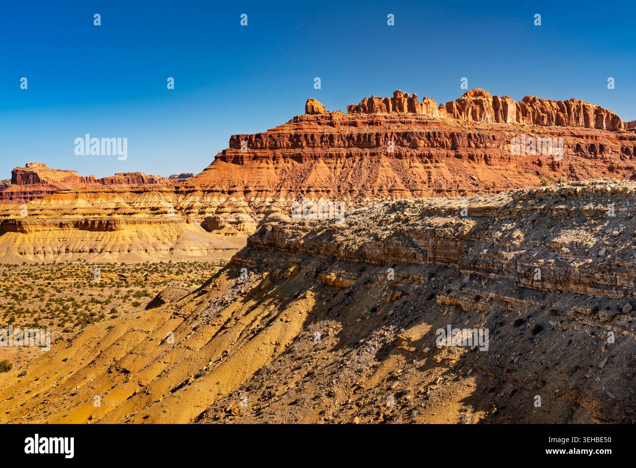 Rote Sandsteinklippen und Hügel des Black Dragon Canyon, Utah, USA. Stockfoto