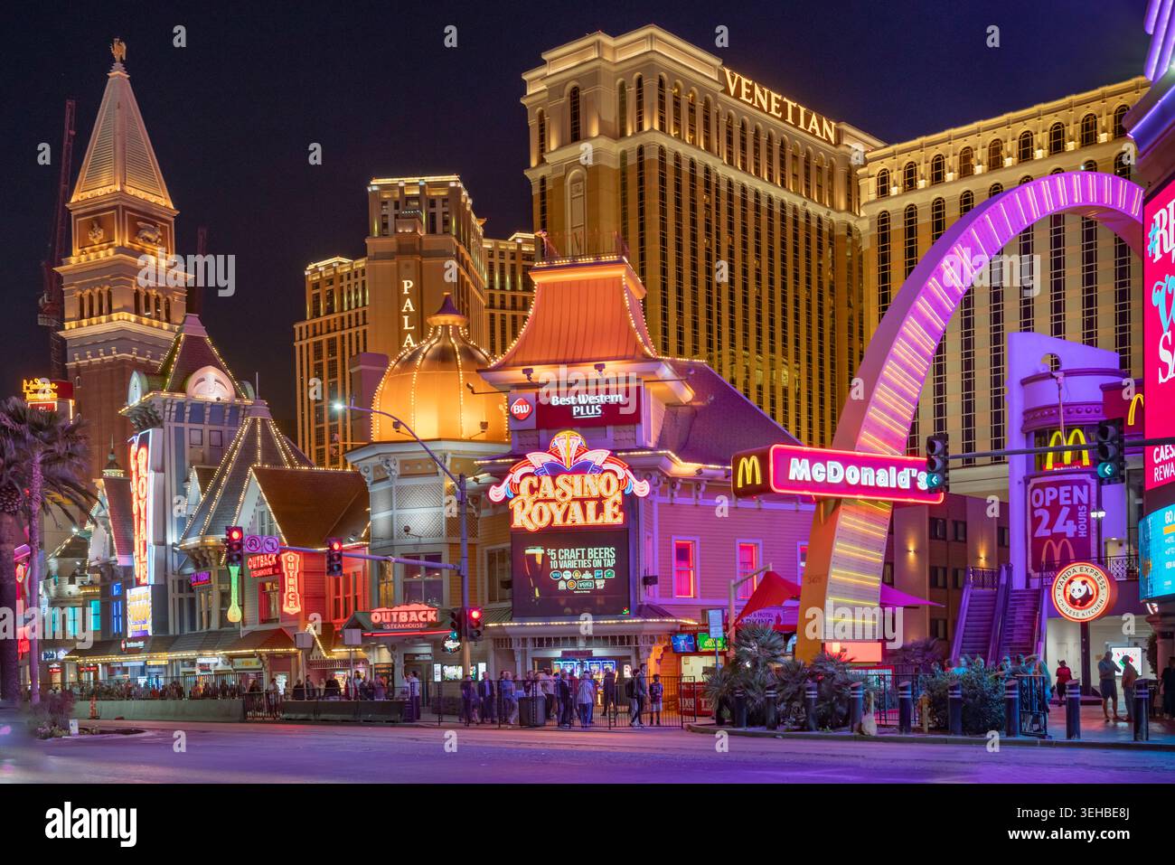Las Vegas Hotels bei Nacht beleuchtet, Nevada, USA Stockfoto