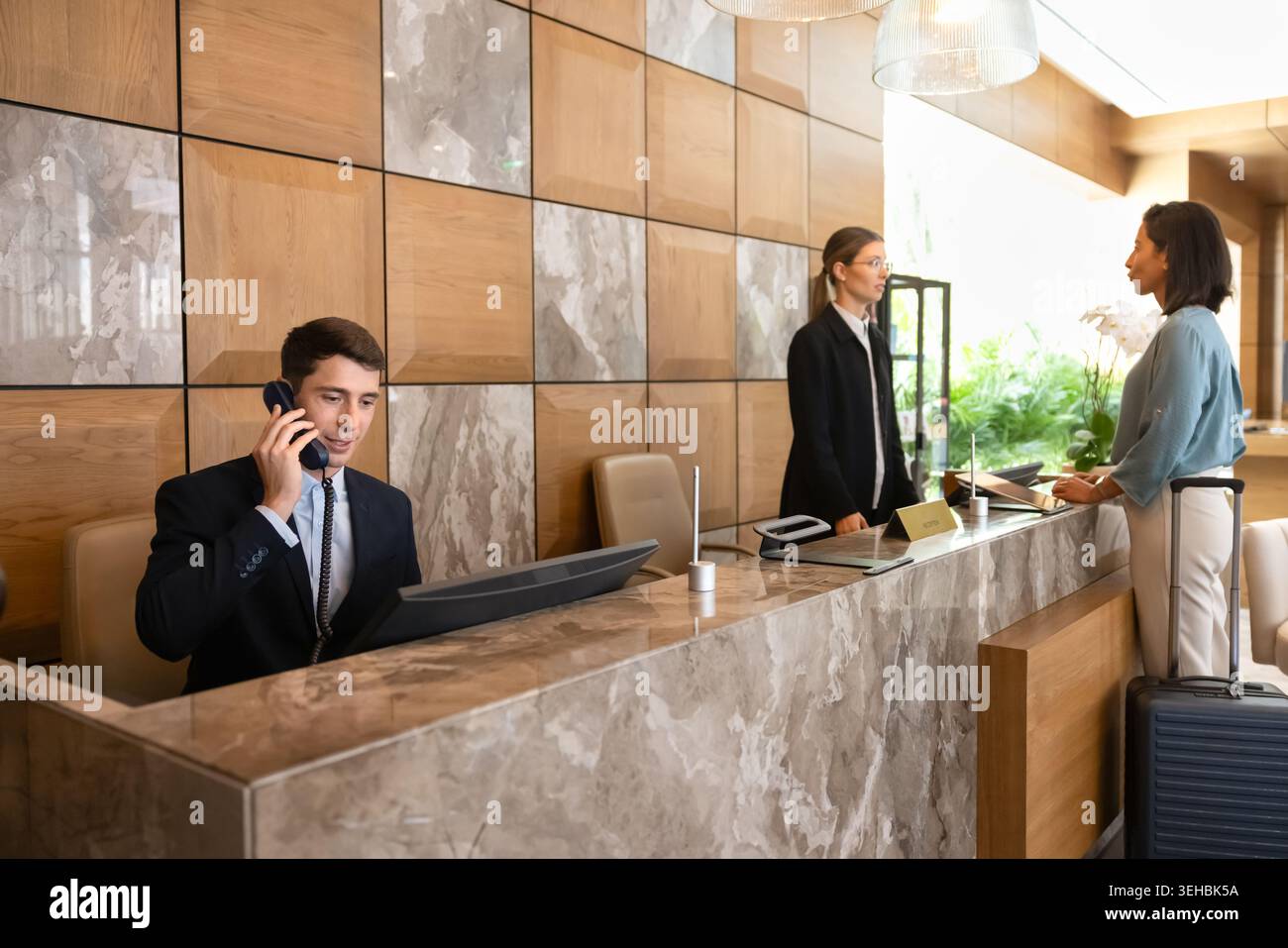 Arbeitsablauf der Rezeptionisten an der Hotelrezeption Stockfoto