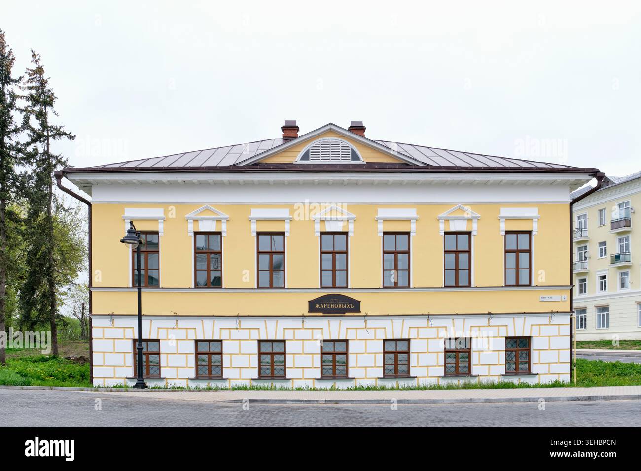 Historisches Zharenov-Kaufhaus in Uglich-Stadt, Russland. Klassische Architektur aus dem 19. Jahrhundert Stockfoto