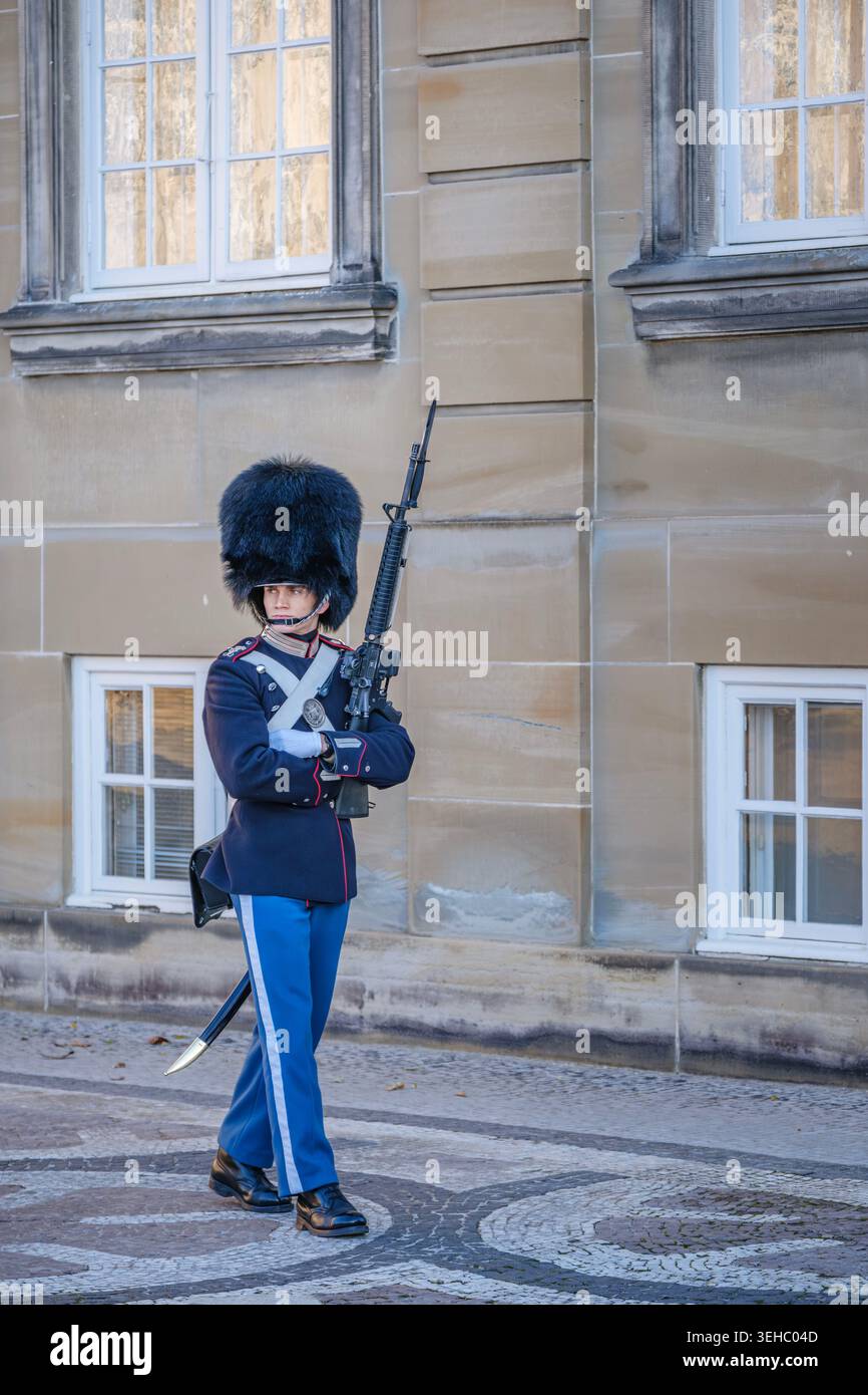 Dänische Königliche Garde marschiert im Schloss Amalienborg, Uniform der königlichen Lebenswächter, Bärenfellmütze, Kopenhagen Stockfoto