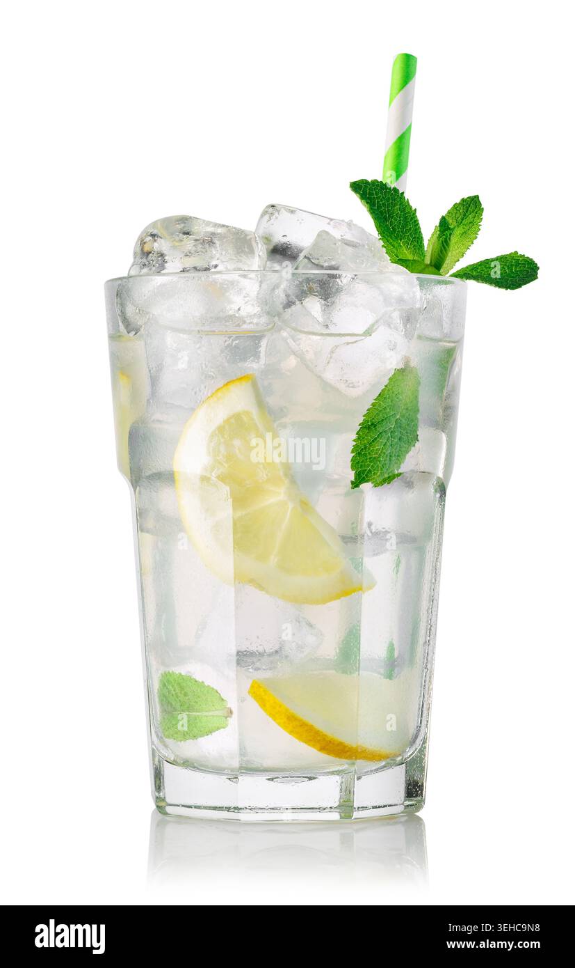 Limonade im Glas mit Eis, Zitronenscheiben und frischen Minzblättern isoliert auf weißem Hintergrund. Kühlendes Sommergetränk mit Konzept Stockfoto