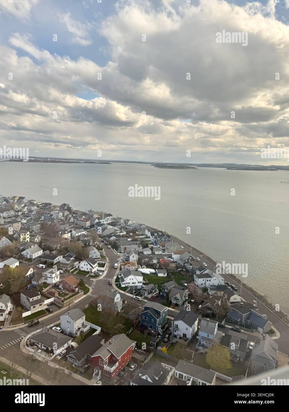 Luftaufnahme des Coughin Park und Boston Harbor von einem Flugzeugfenster mit einem dramatischen Himmel und weißen Wolken während der Landung in Boston Logan Stockfoto