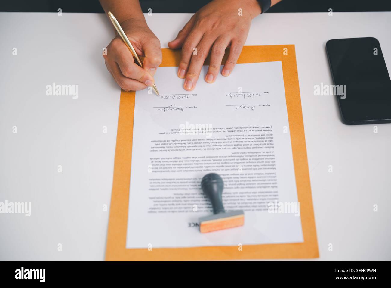 Draufsicht Hände, die Geschäftsdokumente auf einem Ordner mit Stempel und Telefon in der Nähe unterzeichnen, mit Vertragsgenehmigung, Rechtsunterlagen, Finanzüberprüfung, Offi Stockfoto